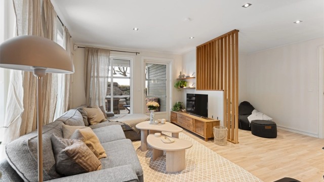 Stuen har gode møbleringsmuligheter med plass for sofagruppe, TV-seksjon, lesehjørne og annet passende møblement
