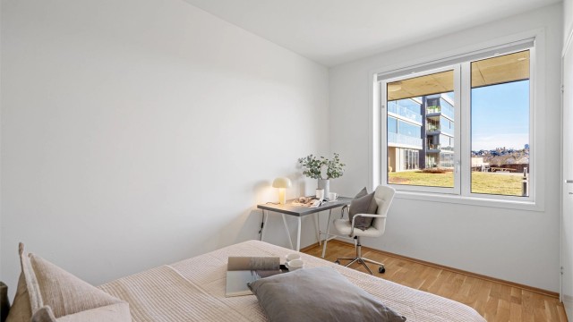 Soverom vender mot rolig fellesområde.