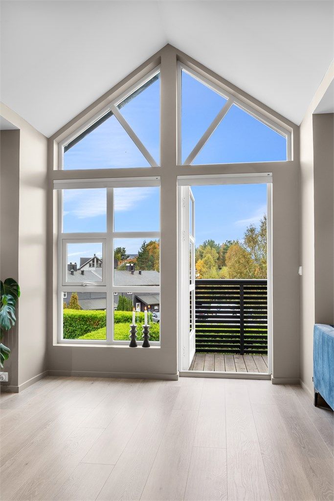Store vinduer mot vest som gir godt med lysinnslipp inn stuen