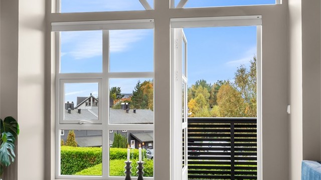 Store vinduer mot vest som gir godt med lysinnslipp inn stuen