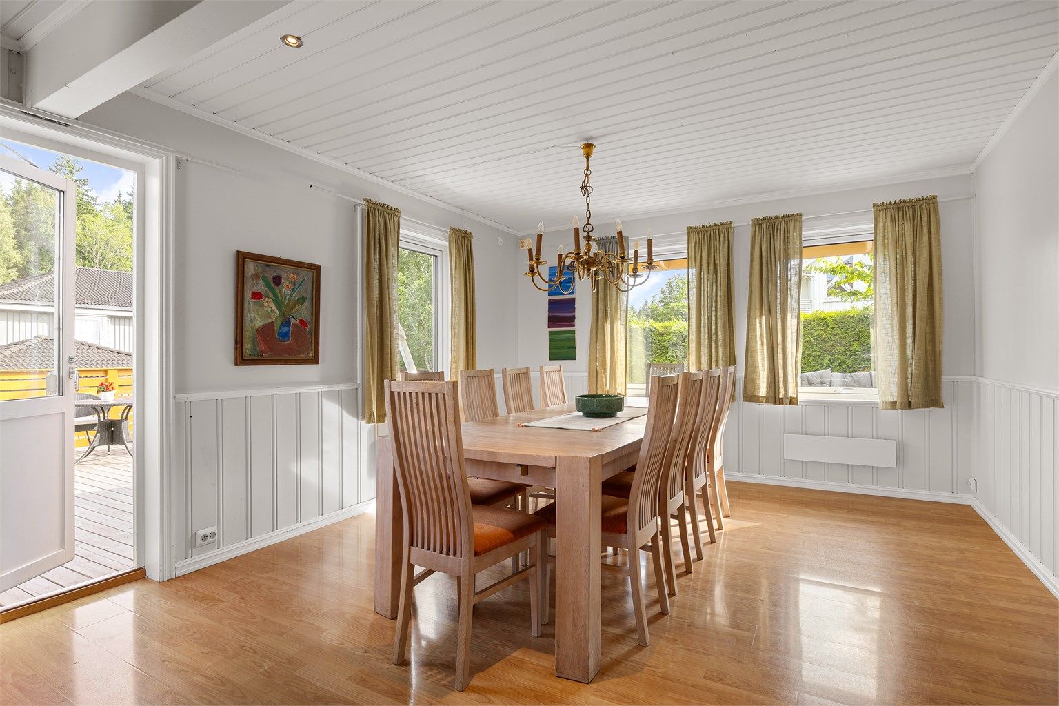 Spisestuen har plass til langbord og er et naturlig samlingspunkt.