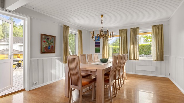 Spisestuen har plass til langbord og er et naturlig samlingspunkt.
