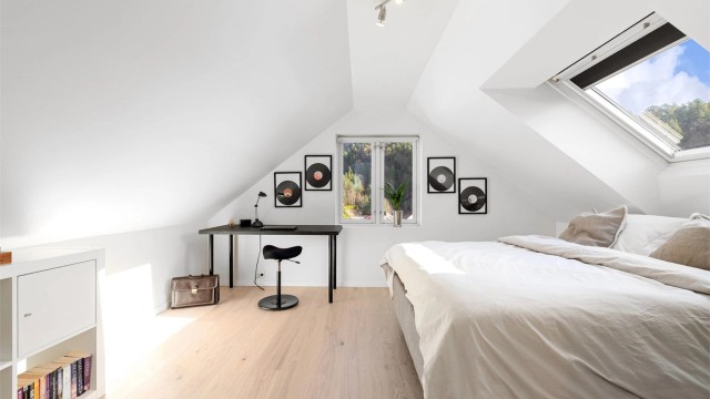 Takvinduet gir godt med dagslys inn i rommet