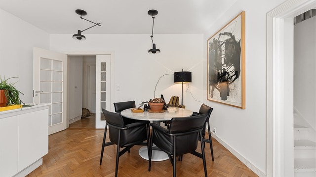 Profilerte innerdører er en gjennomgående detalj i leiligheten.
