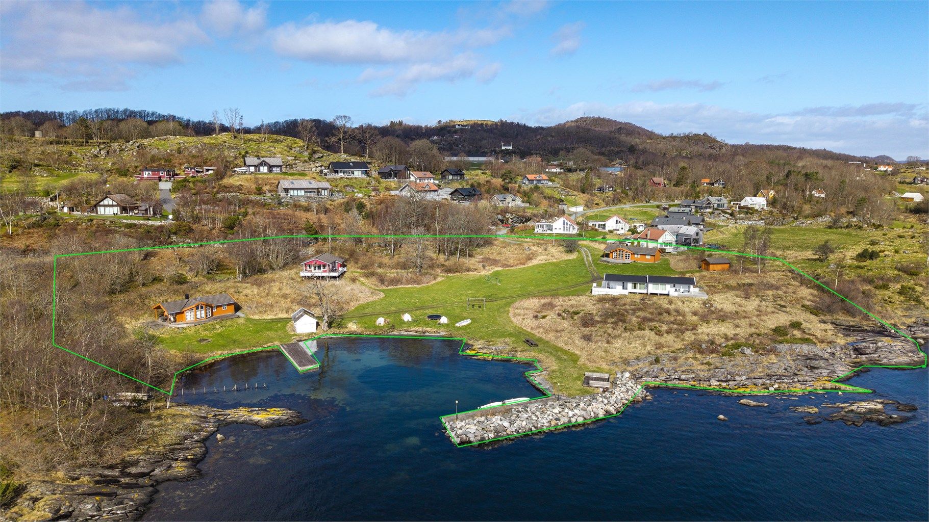 Eiendommen på ca. 17 mål er markert, og viser den unike størrelsen og beliggenheten.