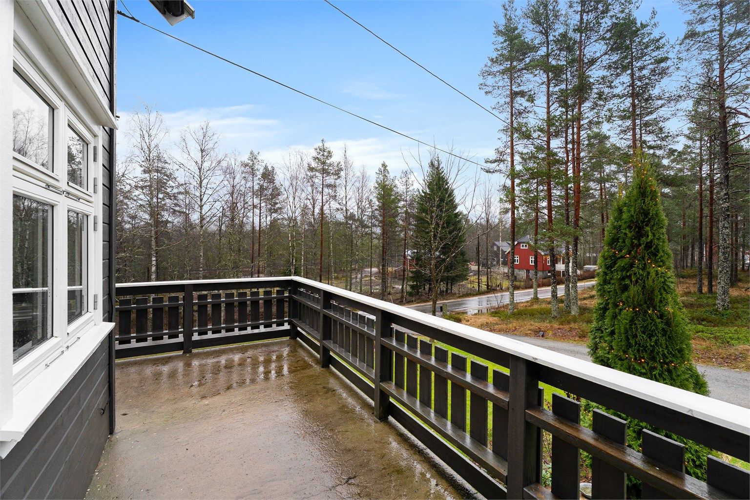 Solrik veranda på to sider.