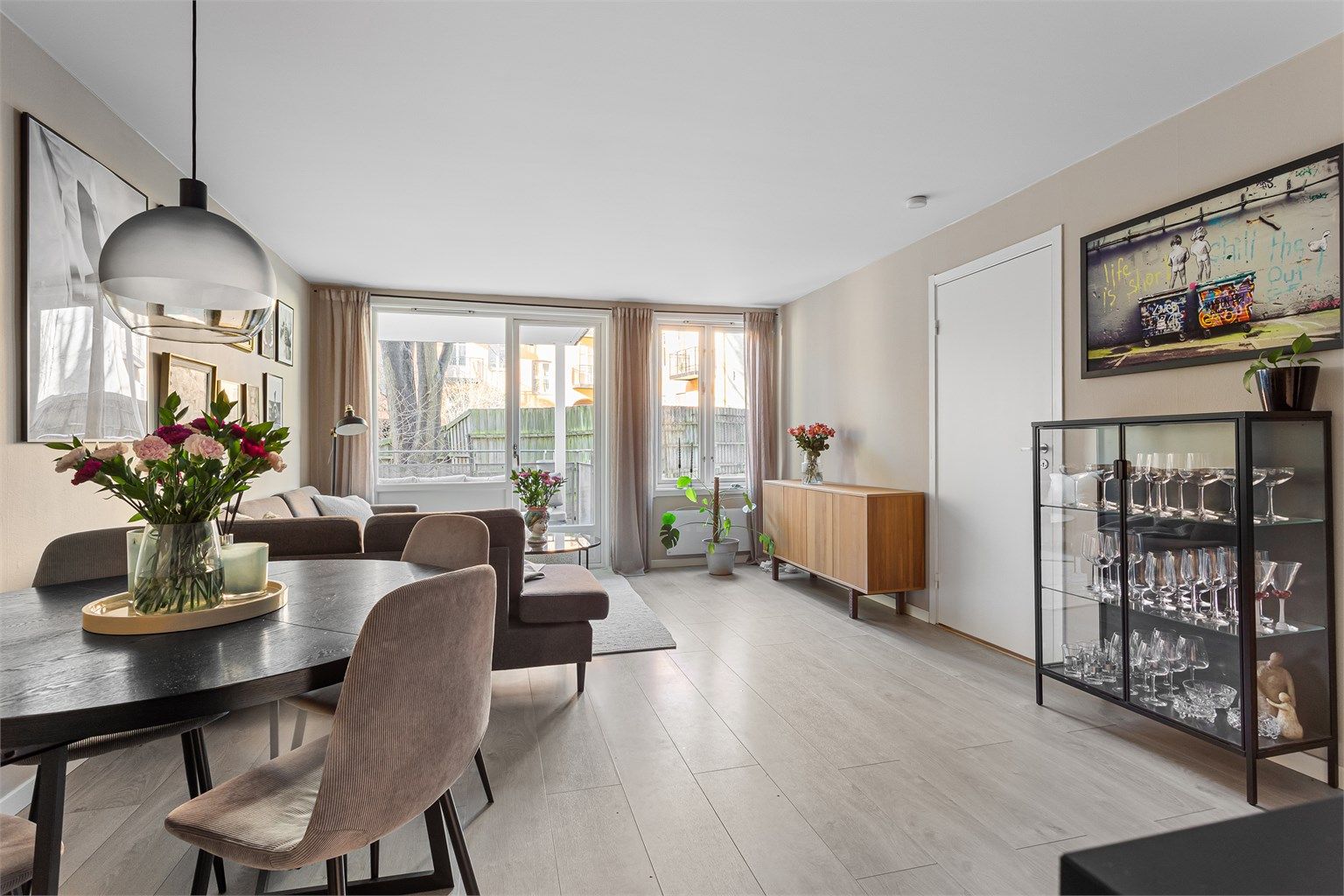 Leiligheten har en åpen og sosial løsning samt pene overflater malt i 2022. 