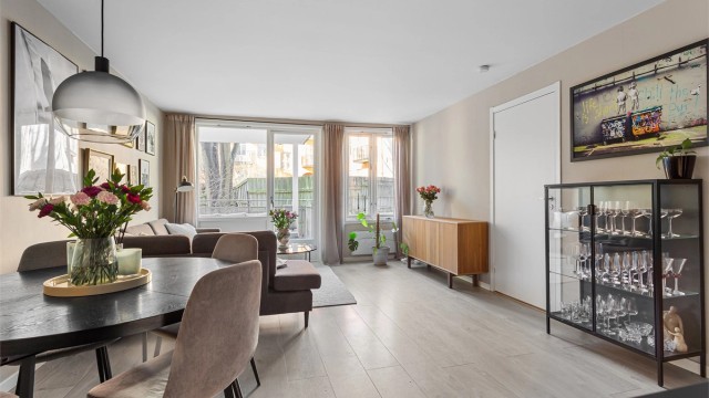 Leiligheten har en åpen og sosial løsning samt pene overflater malt i 2022.