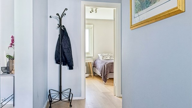 Gangen binder sammen leilighetens rom på en effektiv måte.