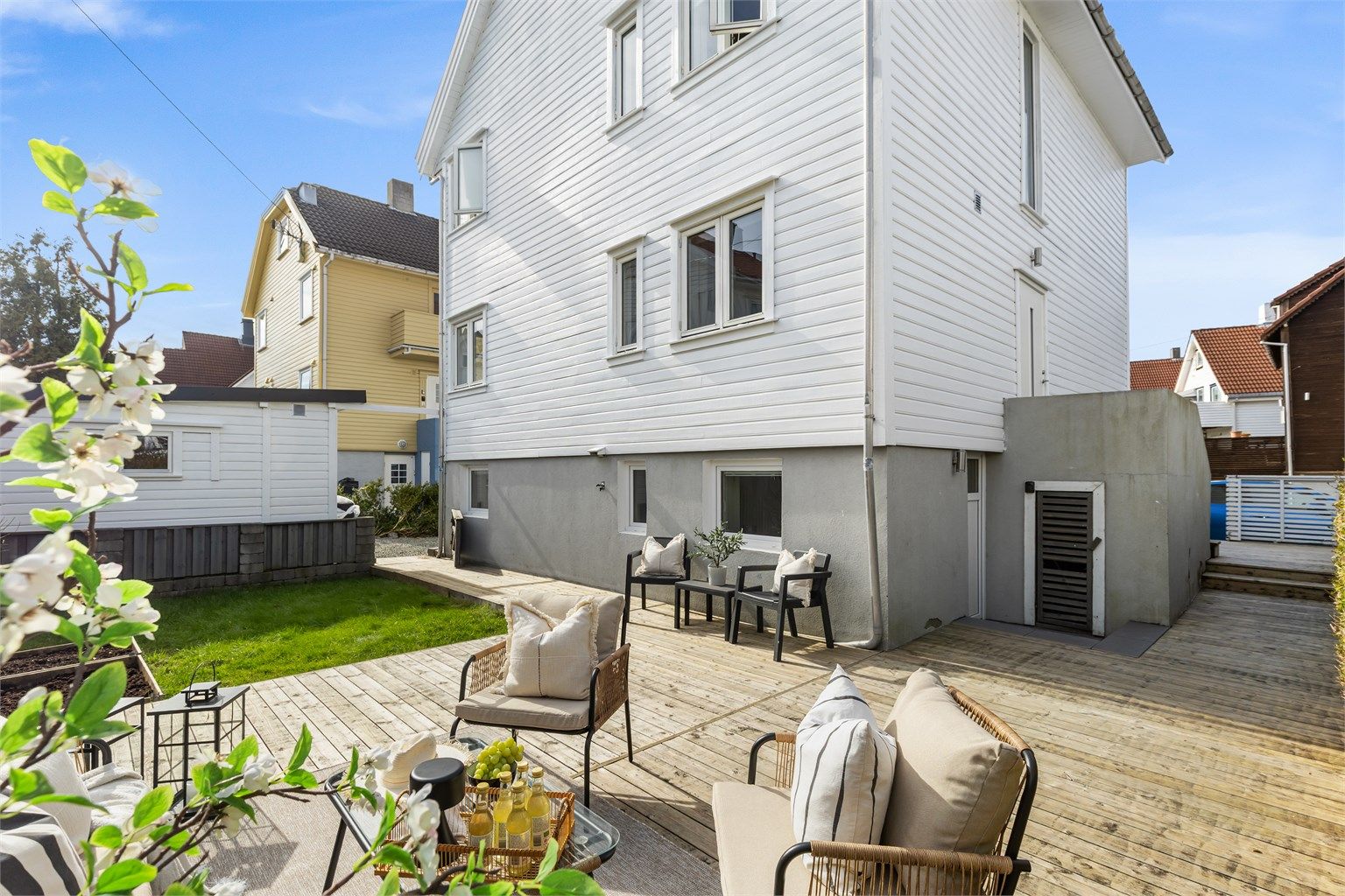 Den utvendige kledningen er nyere, noe som gir et velholdt og moderne inntrykk av boligen fra 1935.