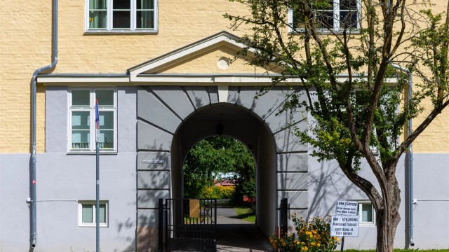 Gjennom portalen venter en frodig bakgård som føles mer som en liten park enn et tradisjonelt gårdsrom.