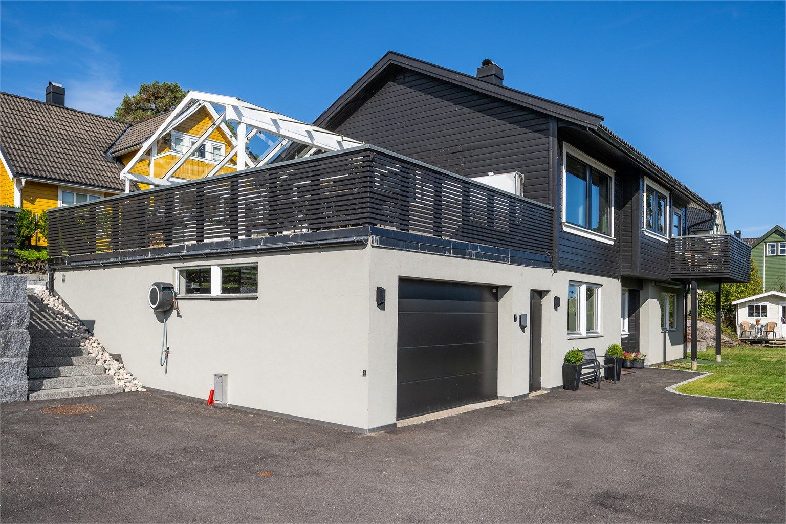 Det er også garasje i tilknytning til boligen.