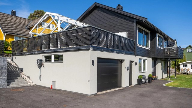 Det er også garasje i tilknytning til boligen.