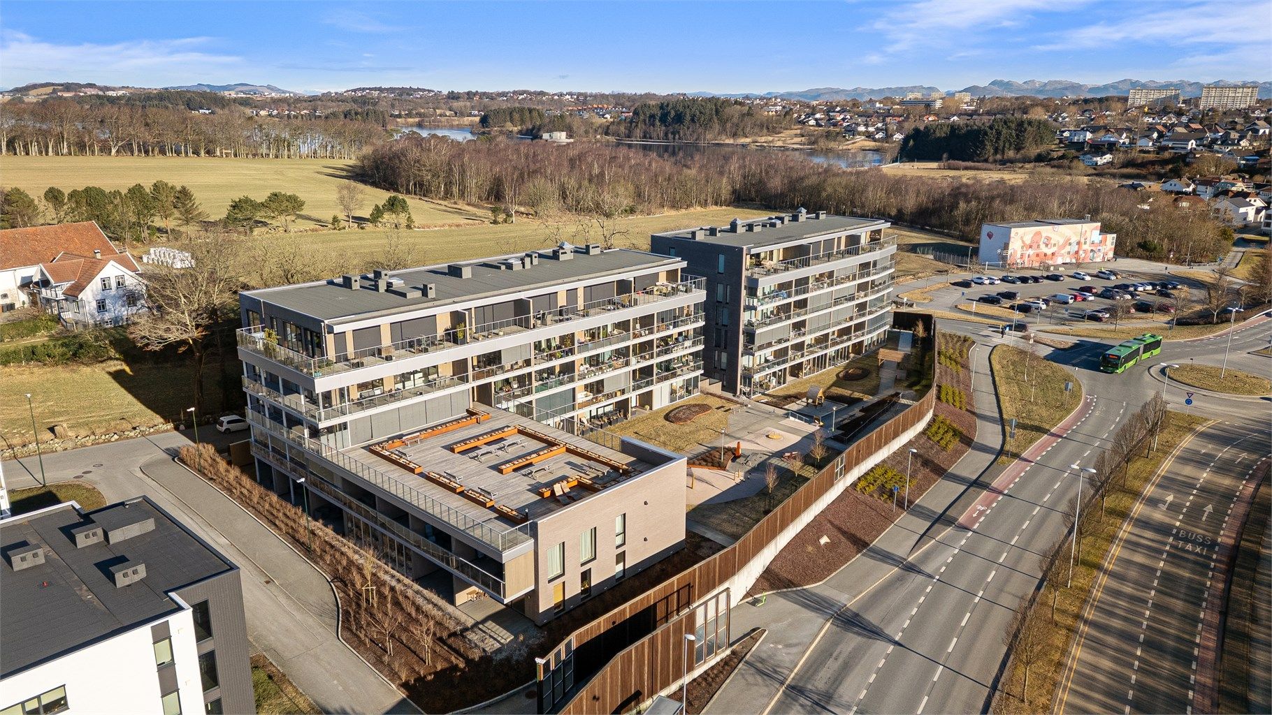 Leiligheten er lys og fin, nyoppført i 2021, beliggende like ved Madla Amfi og Store Stokkavann. Det medfølger fast parkering i garasjeanlegg med mulighet for elbil-lader. 
