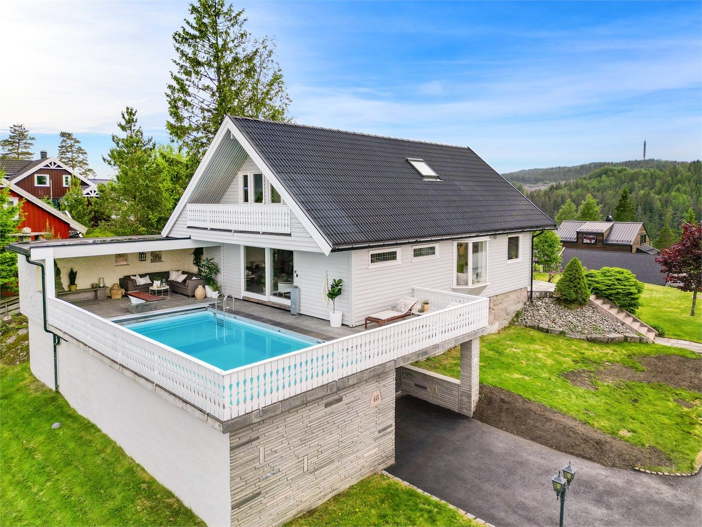 Velkommen til Karushøgda 48A! En koselig og solrik enebolig på "toppen" av Gjelleråsen. Pent opparbeidet tomt og nydelig sommeroase med badebasseng.
