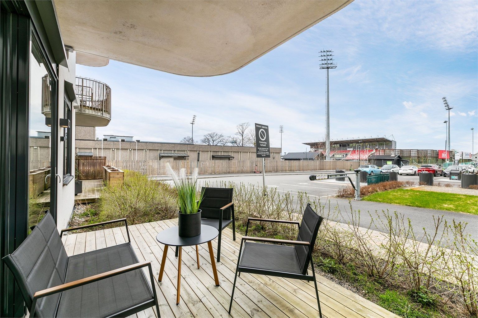 I første etasje av Rabekkgata 3C finner du denne moderne to-roms leiligheten fra 2023, lett tilgjengelig og med terrasse i vestlig retning. 
Fotograf; Børge Oppegård.