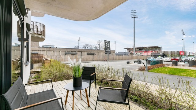 I første etasje av Rabekkgata 3C finner du denne moderne to-roms leiligheten fra 2023, lett tilgjengelig og med terrasse i vestlig retning.
Fotograf; Børge Oppegård.