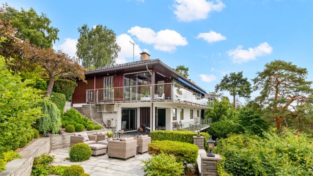 Arkitekttegnet enebolig som ble oppført i 1975. Eiendommen har vært i selgers eiertid siden 1975, og har vært jevnlig vedlikeholdt og modernisert opp gjennom årene. Huset ble oppført med bl.a. betong i etasjeskillene
