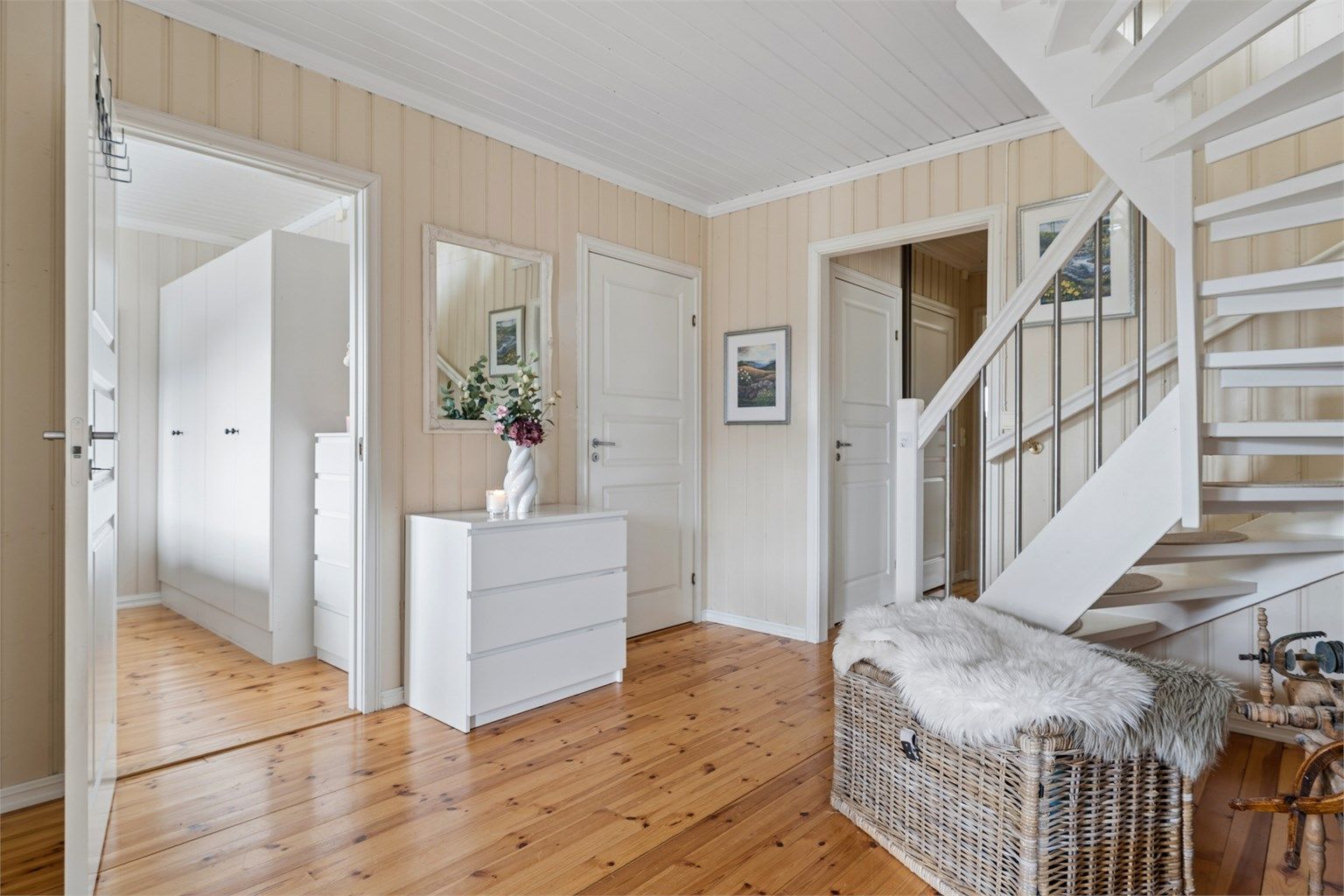 Entréen tar deg med videre inn i den romslige gangen som gir adkomst til resten av boligen.