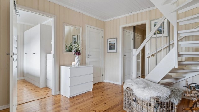 Entréen tar deg med videre inn i den romslige gangen som gir adkomst til resten av boligen.