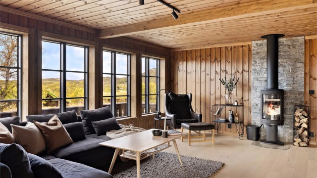 Det er både vedfyring og varmepumpe som oppvarming. I tillegg til varmekabler på bad og entré. Foto: Diakrit