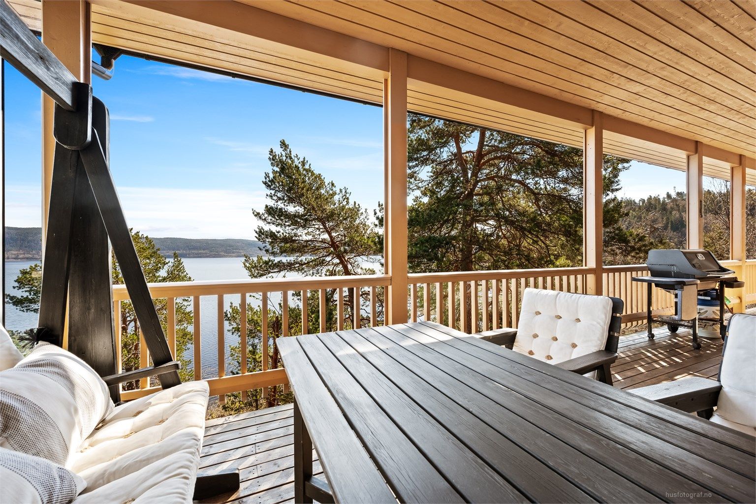 Den sammenhengende terrassen og verandaen på totalt 61 m² gir rikelig med plass for flere sittegrupper og sosialt samvær.