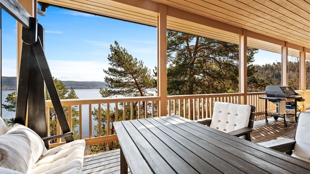 Den sammenhengende terrassen og verandaen på totalt 61 m² gir rikelig med plass for flere sittegrupper og sosialt samvær.