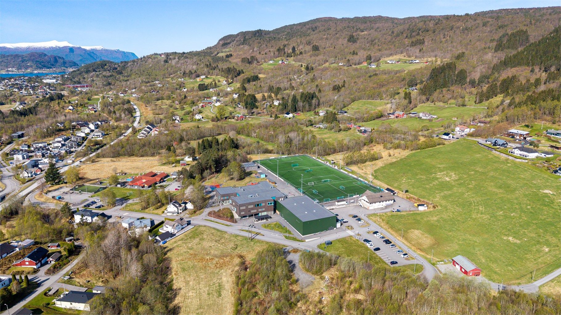 Nye Emblem Barneskole og Emblem stadion ligger i gangavstand og tilbyr organiserte aktiviteter for barn og unge.