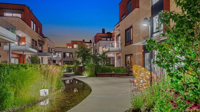 Sikkerheten er også en prioritet for sameiet. Kun beboerne av de 54 leilighetene i sameiet har adgang til denne vakre felleshagen