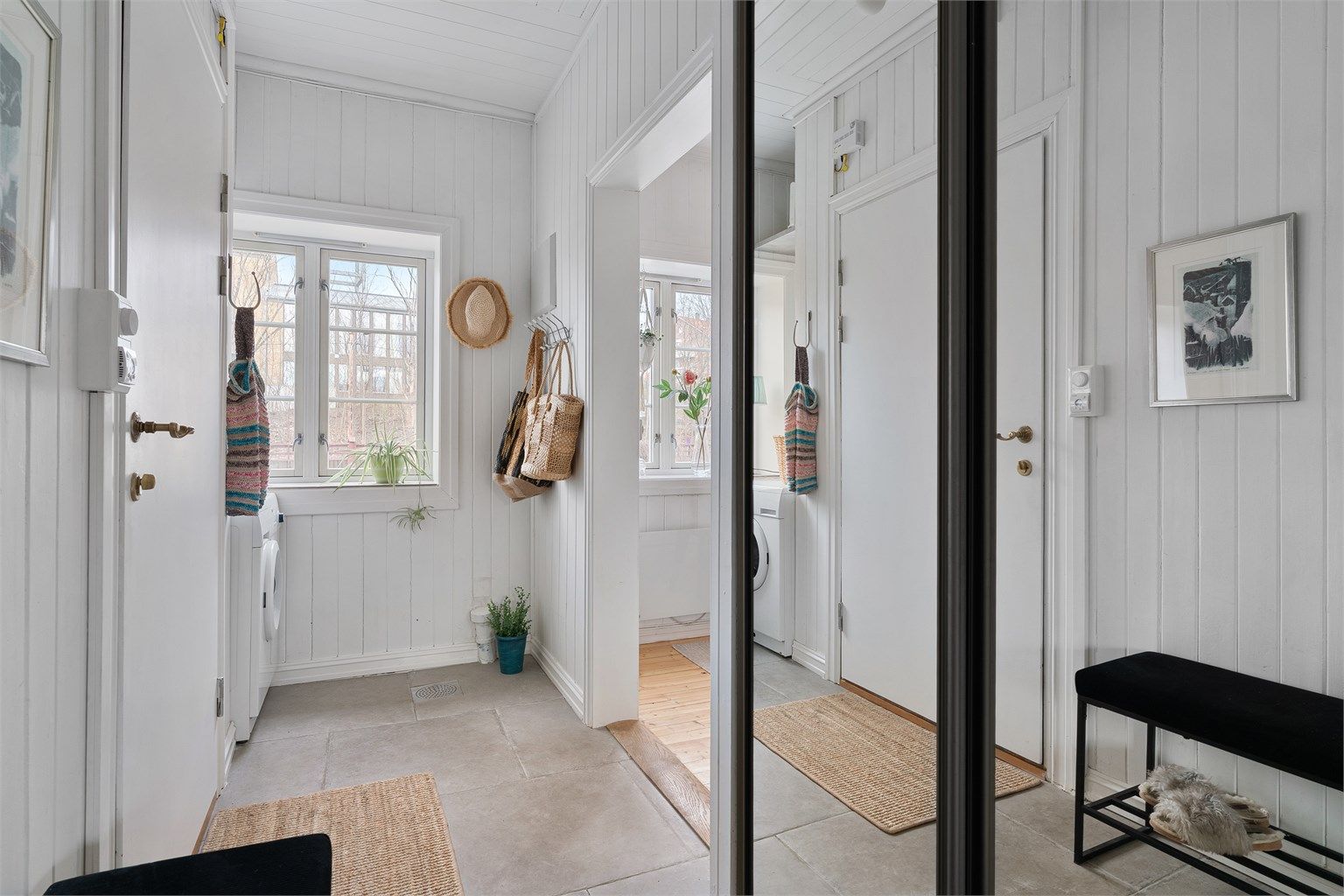 Velkommen inn! Skyvedørsgarderobe med speilfronter gir rikelig med oppbevaringsplass i gangen. Her har du også opplegg for vaskemaskin. 