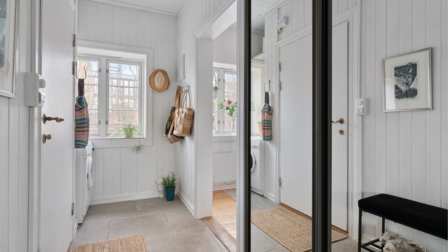 Velkommen inn! Skyvedørsgarderobe med speilfronter gir rikelig med oppbevaringsplass i gangen. Her har du også opplegg for vaskemaskin.