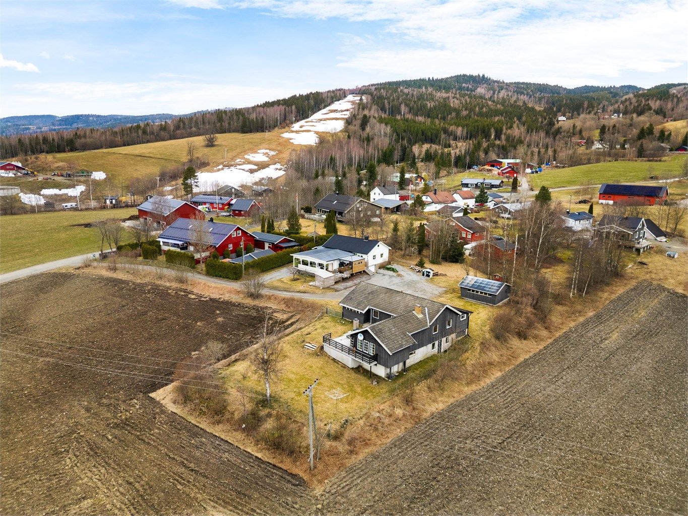 Her bor du med umiddelbar nærhet til naturen og flotte rekreasjonsområder. Åslia skisenter ligger kun et steinkast unna, og skiløypene starter rett utenfor døren om vinteren.