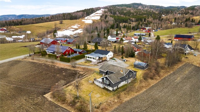 Her bor du med umiddelbar nærhet til naturen og flotte rekreasjonsområder. Åslia skisenter ligger kun et steinkast unna, og skiløypene starter rett utenfor døren om vinteren.