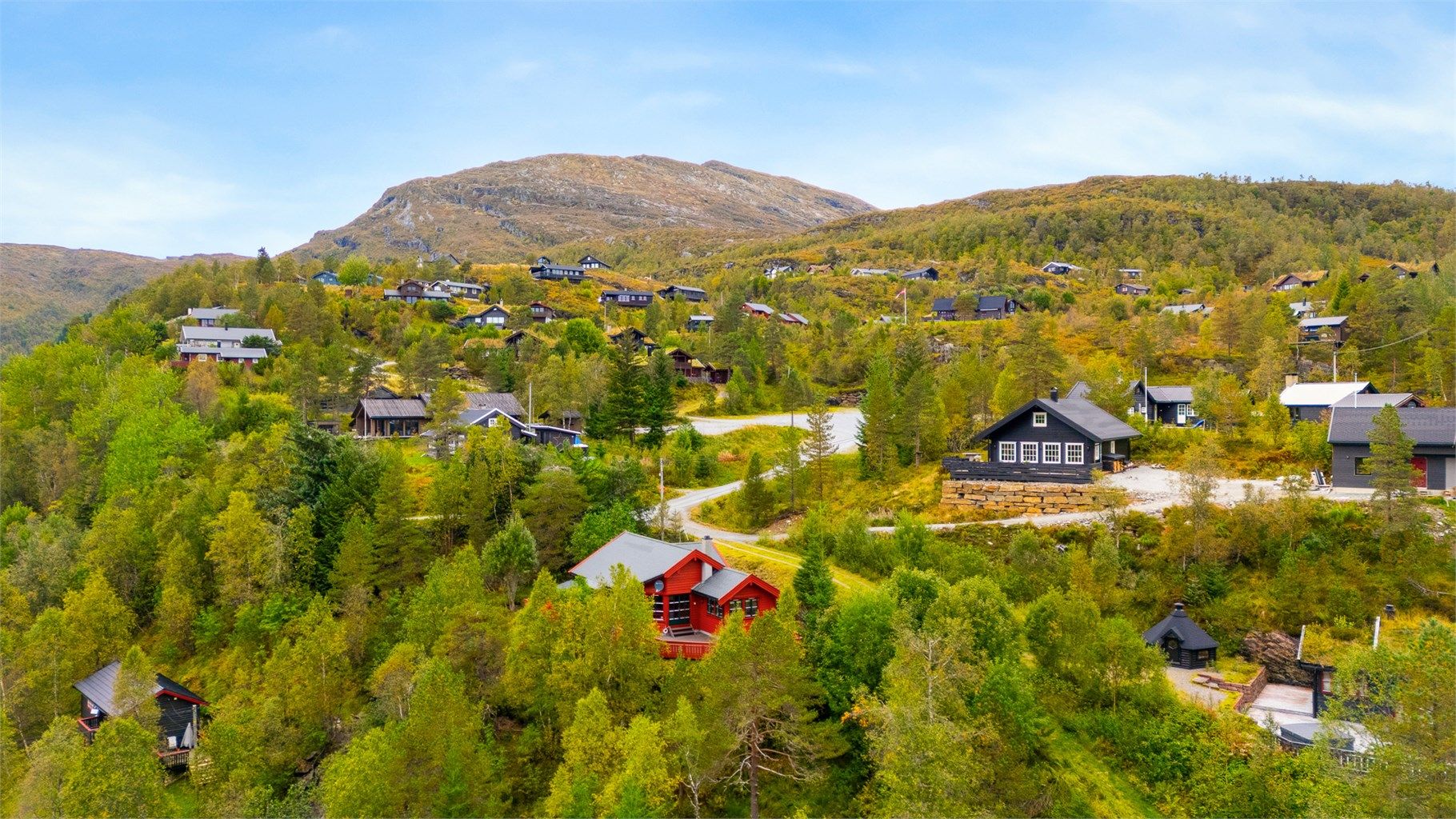 Idyllisk beliggende i Gråsteinsdalen i et veletablert hyttefelt sentralt på Kvamskogen.