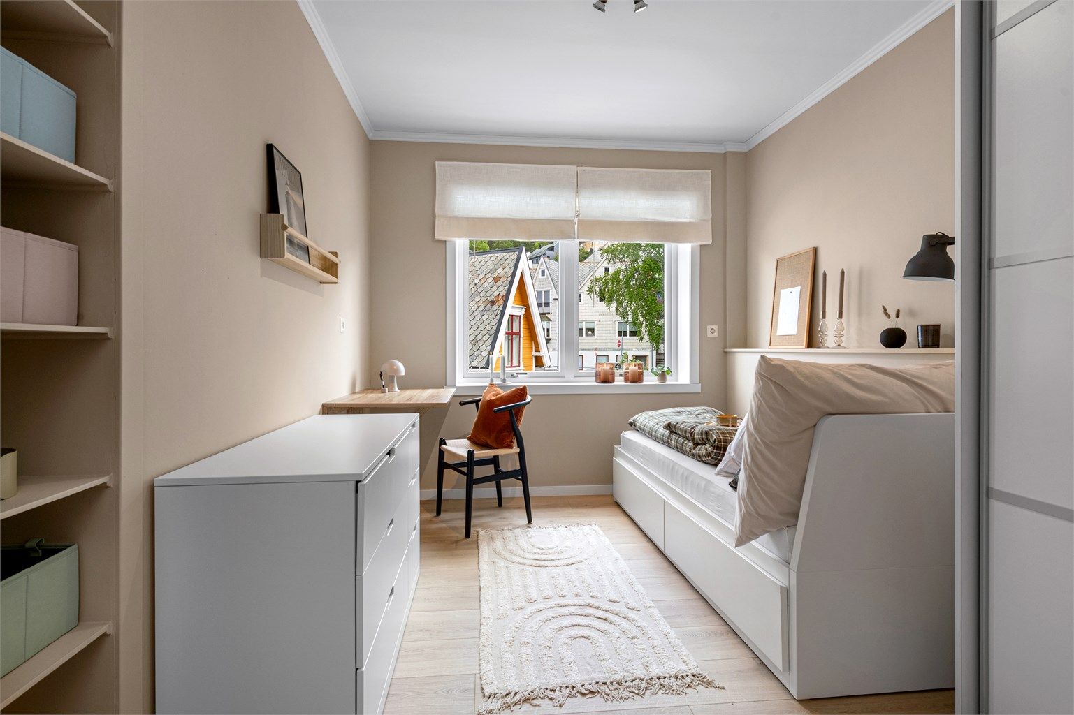 Soverom 2 er på ca. 10 m² med plass til seng og øvrig møblement Rommet er også utstyrt med en praktisk garderobeløsning og plassbygde hyller som gir gode oppbevaringsmuligheter.