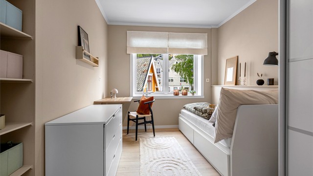 Soverom 2 er på ca. 10 m² med plass til seng og øvrig møblement Rommet er også utstyrt med en praktisk garderobeløsning og plassbygde hyller som gir gode oppbevaringsmuligheter.