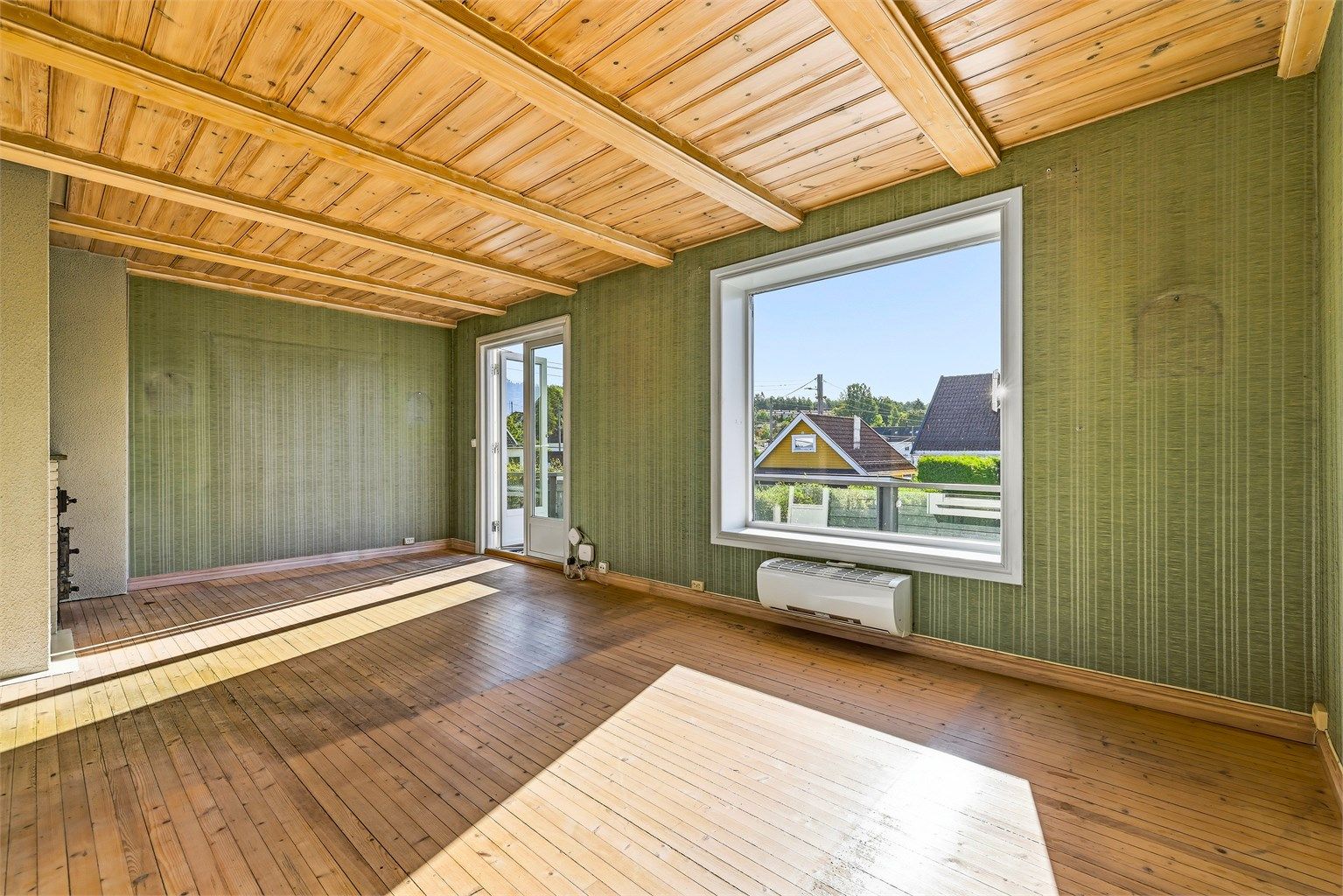 Store vindusflater slipper inn rikelig med naturlig lys.