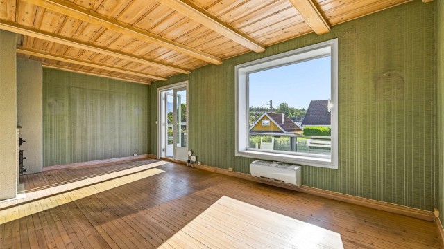 Store vindusflater slipper inn rikelig med naturlig lys.