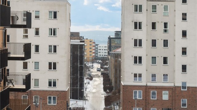 Vannbåren radiatoroppvarming tilknyttet felles varmesentral inkludert via felleskostnader (a-konto).