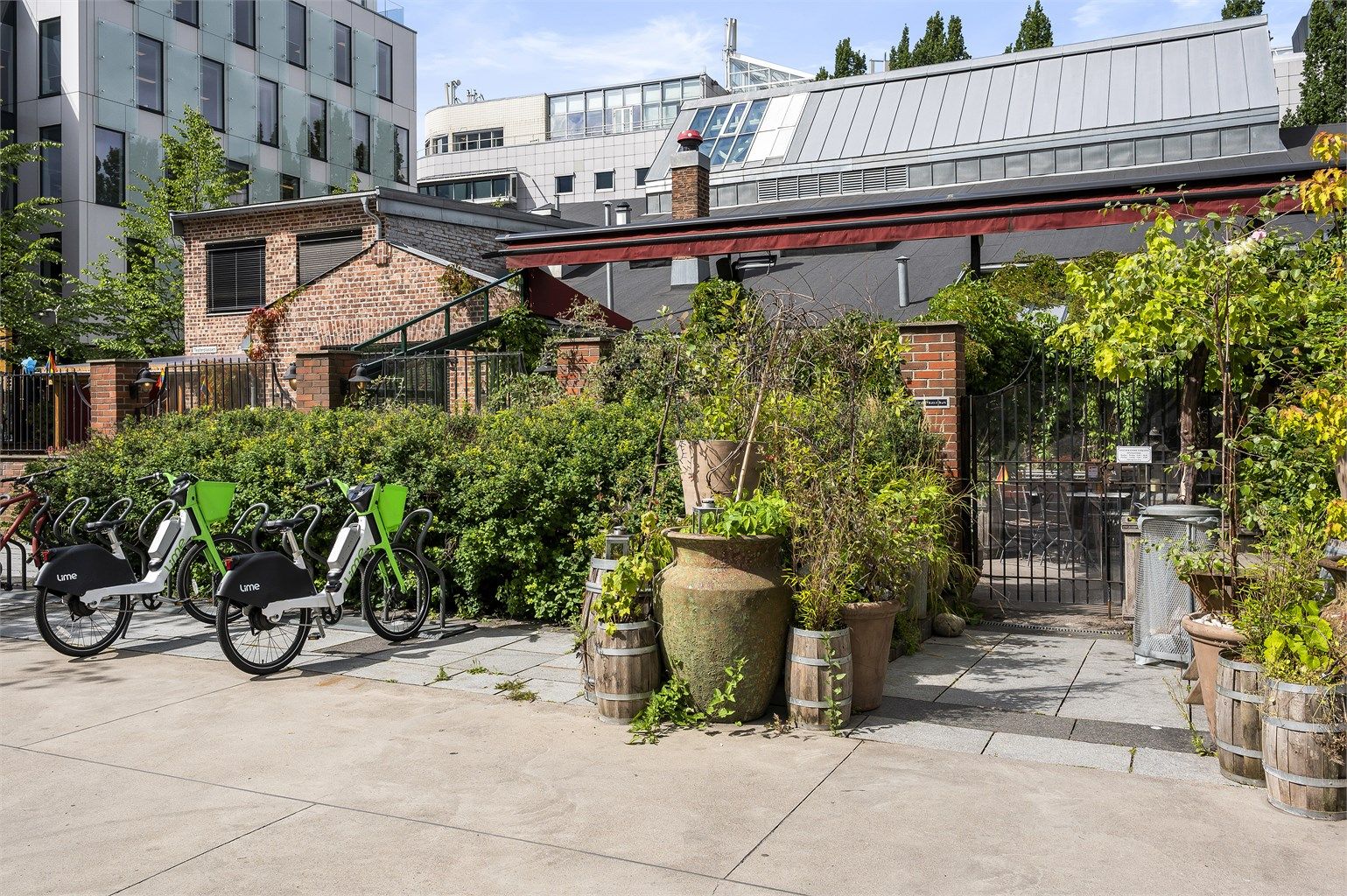 Beliggenheten er ideell for en urban og bilfri livsstil, med alt du trenger i gangavstand.