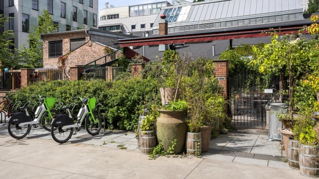 Beliggenheten er ideell for en urban og bilfri livsstil, med alt du trenger i gangavstand.