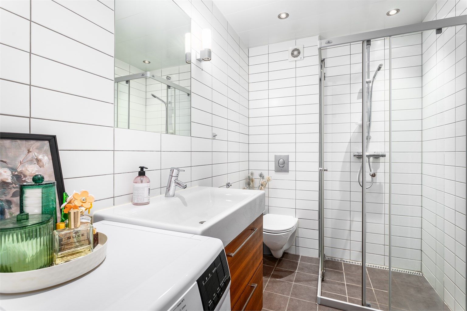 Badet er fra byggeåret og gitt TG 2 for enkelte forhold, blant annet for motfall i gulvet og slukets plassering innenfor dusjhjørnets rammer.