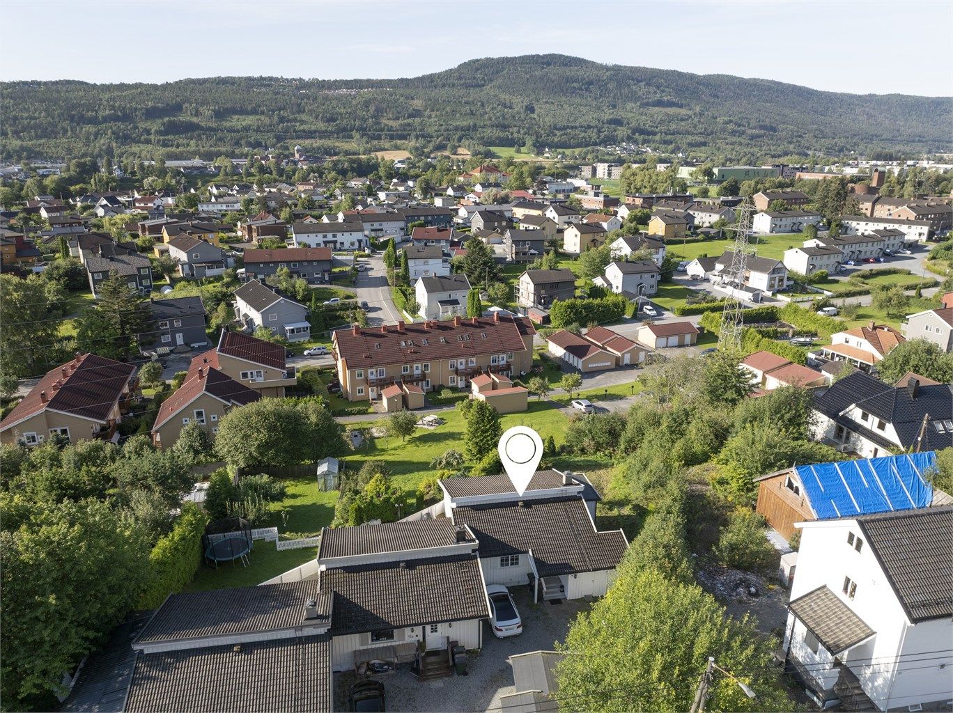 Dette er en innholdsrik kjedet enebolig, med raus takhøyde og flott utsikt. 
Foto: Morten Woldstad