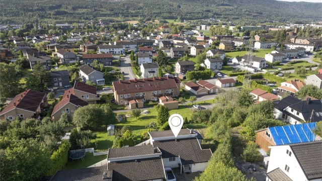 Dette er en innholdsrik kjedet enebolig, med raus takhøyde og flott utsikt.
Foto: Morten Woldstad