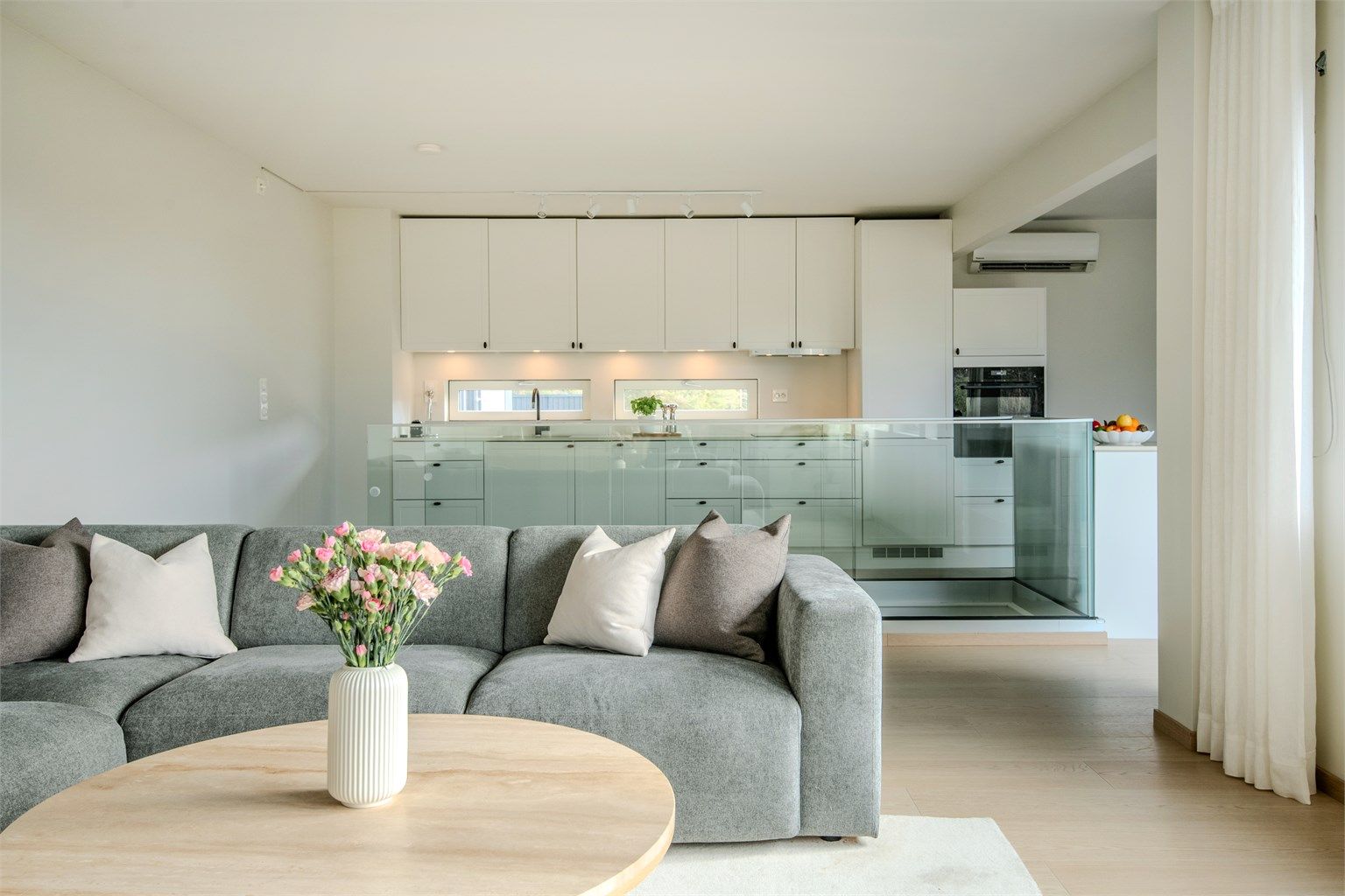 Kjøkkenet er i åpen løsning mot stuen, noe som skaper en sosial og inkluderende sone.