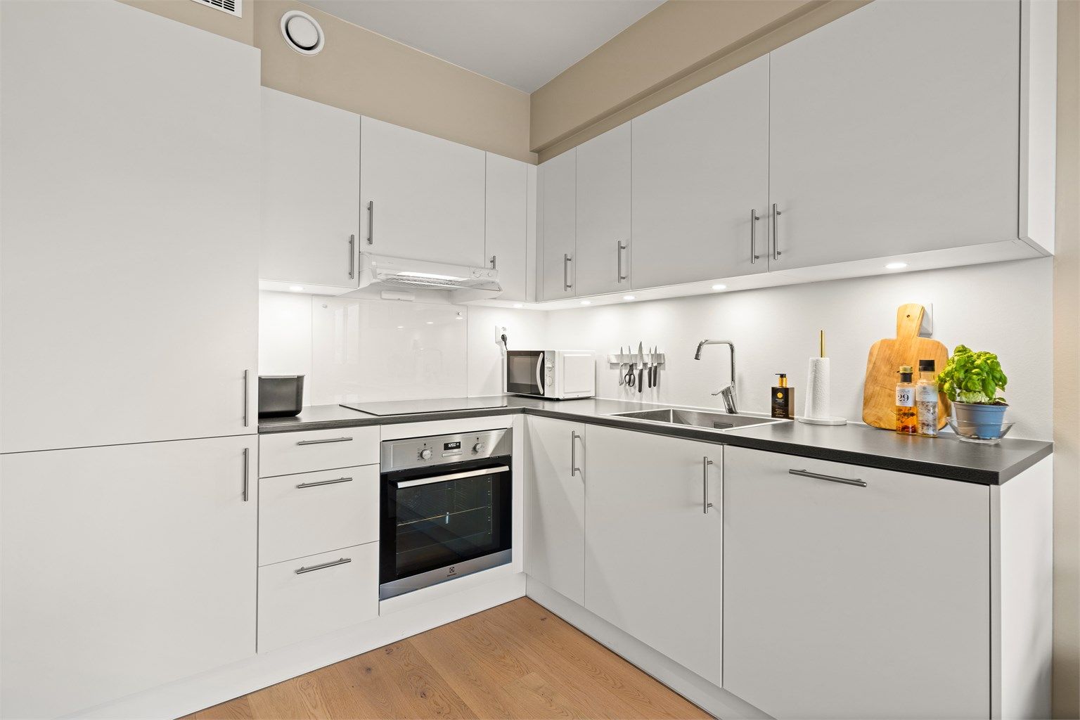 Leiligheten er fra 2022 og har en gjennomgående høy standard. Her er det vannbåren gulvvarme som sikrer jevn og behagelig temperatur.