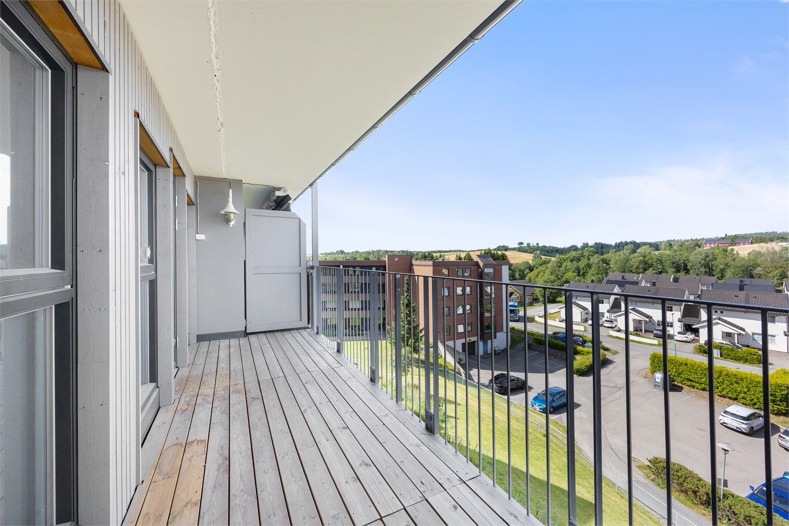 Romslig balkong med nye terrassebord og rekkverk, ferdigstilt i 2024.
