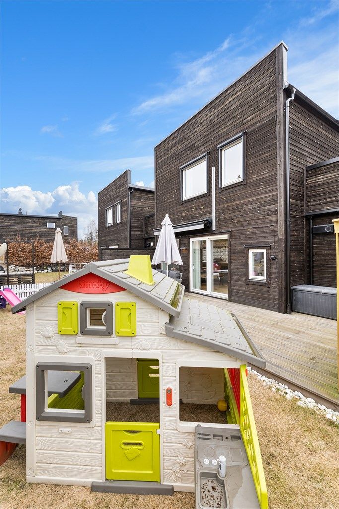 Fin plass for lekehus for de minste på boligens plenareale (NB! lekehuset følger ikke salget)