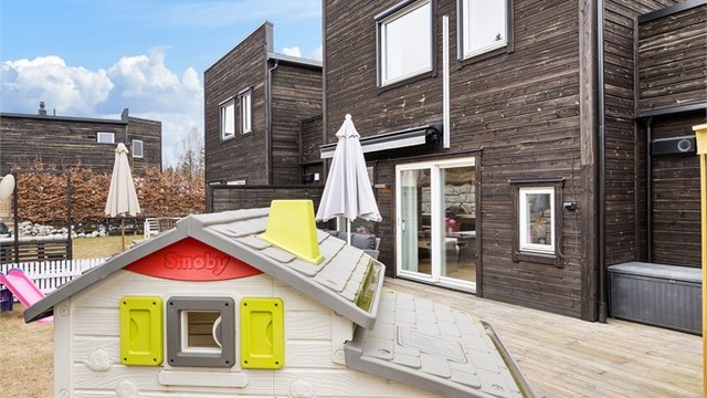 Fin plass for lekehus for de minste på boligens plenareale (NB! lekehuset følger ikke salget)