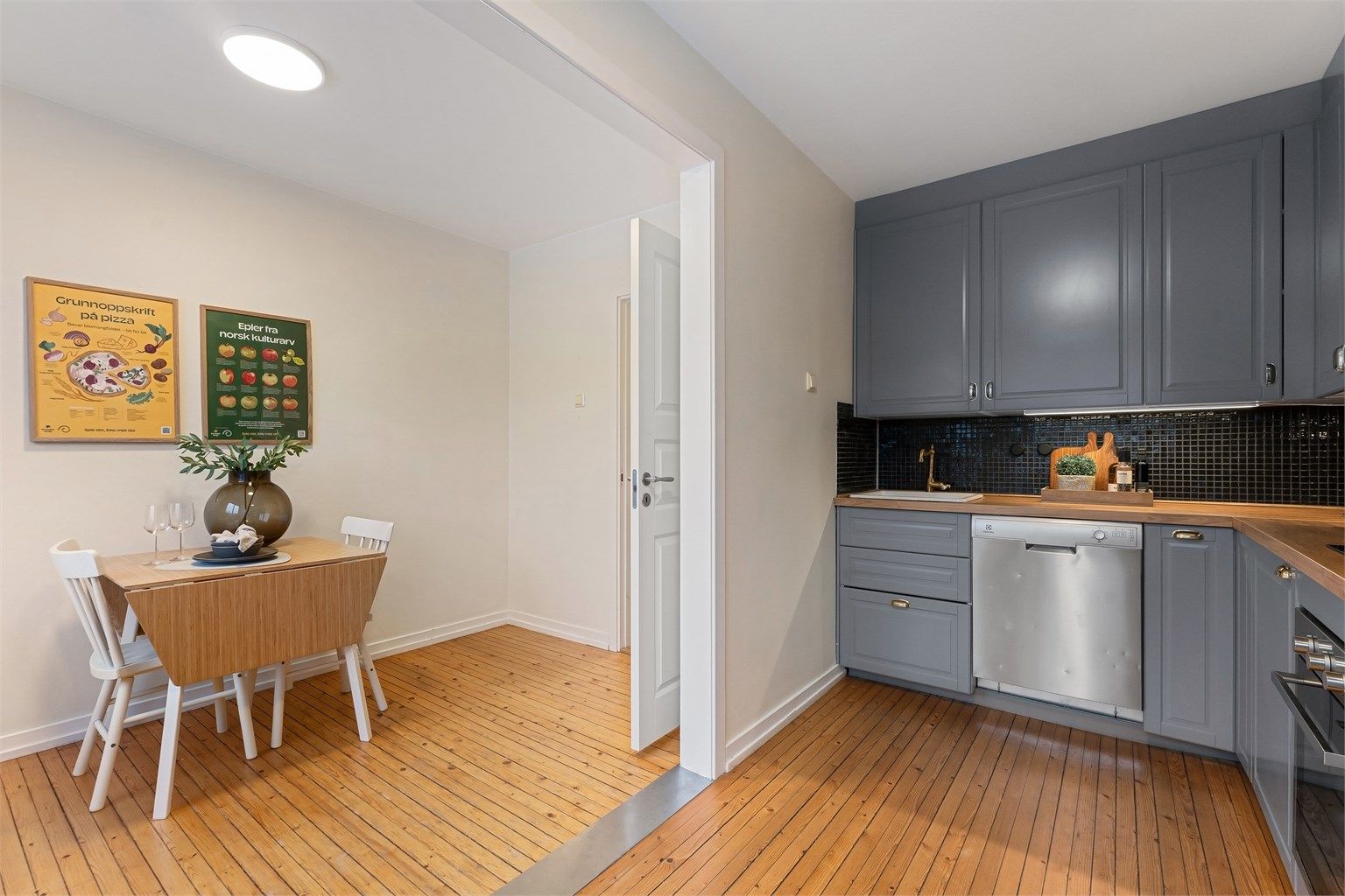 Kjøkkenet har en egen del med plass til en hyggelig spiseplass.